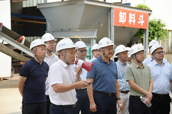 四川路橋總工程師盧偉赴川交公司自動(dòng)上料機(jī)器人及智能輸送系統(tǒng)實(shí)驗(yàn)現(xiàn)場(chǎng)指導(dǎo)工作